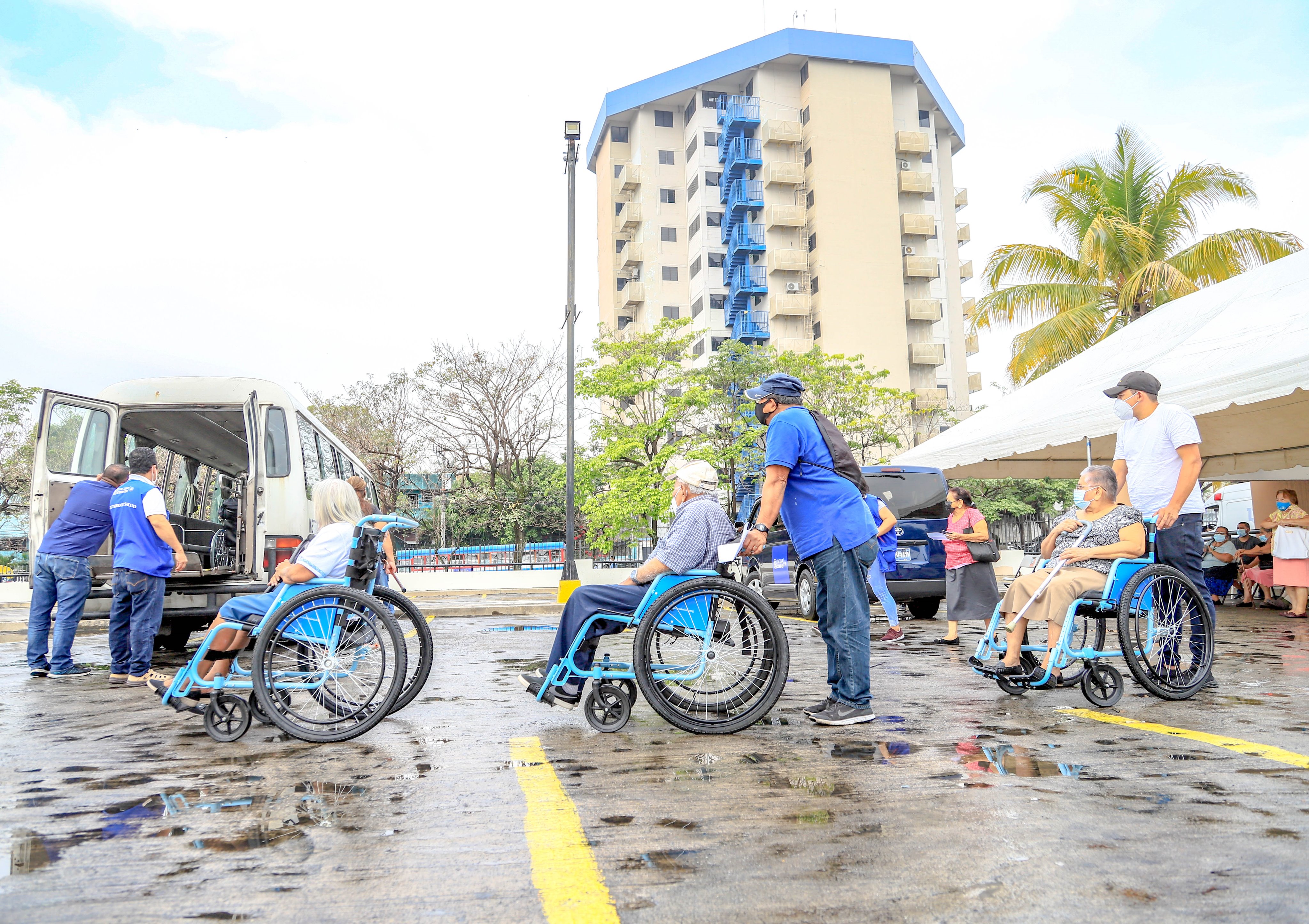 Adultos mayores siguen llegando a los puntos de salida para ser trasladados al Megacentro de Vacunación adultos-mayores-siguen-llegando-a-los-puntos-de-salida-para-ser-trasladados-al-megacentro-de-vacunacion